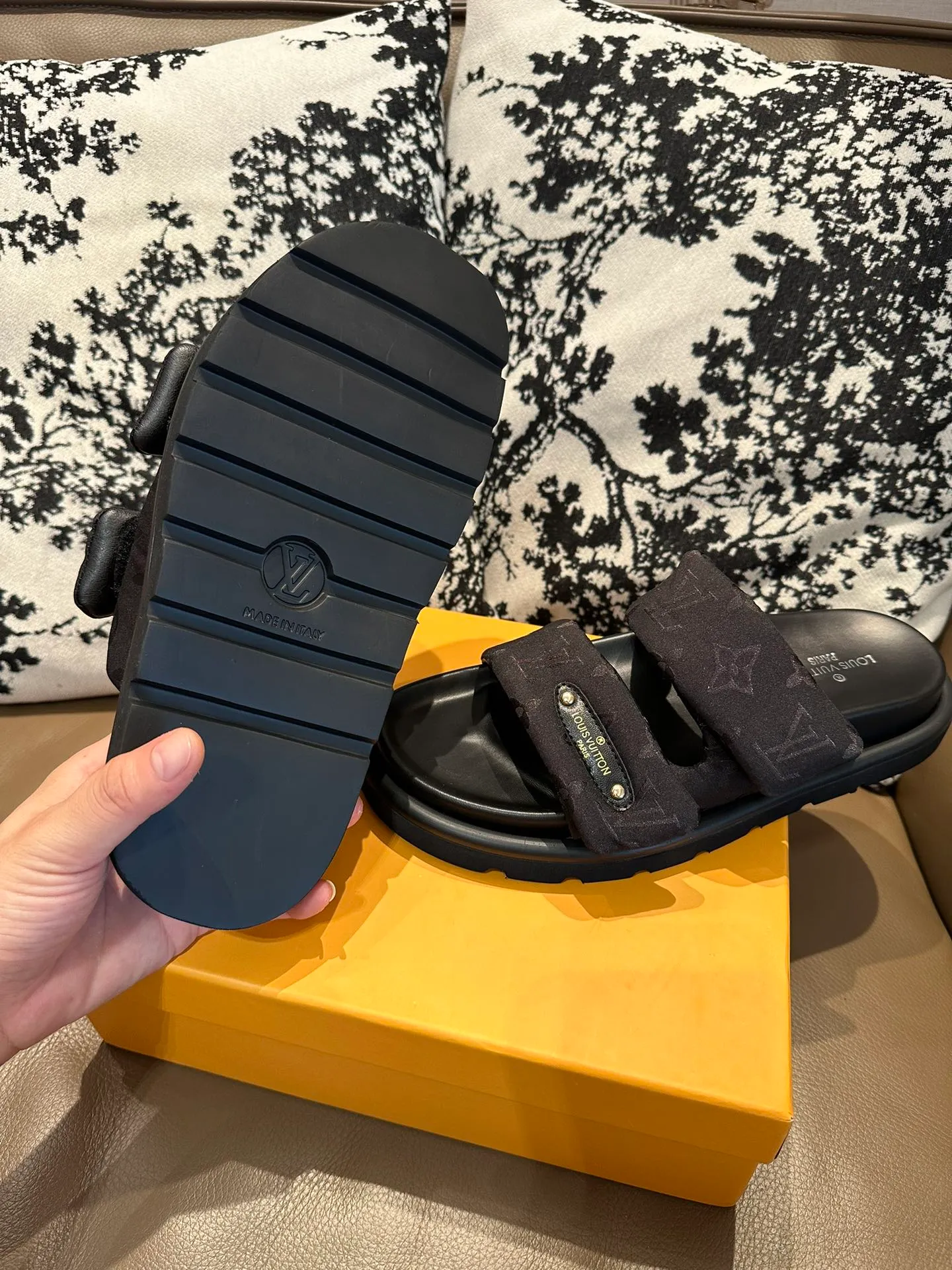 Men's shoes 💰360💰 LV. Slippers 🩴High silk fabric original PU water table rubber outsole, size 35-46